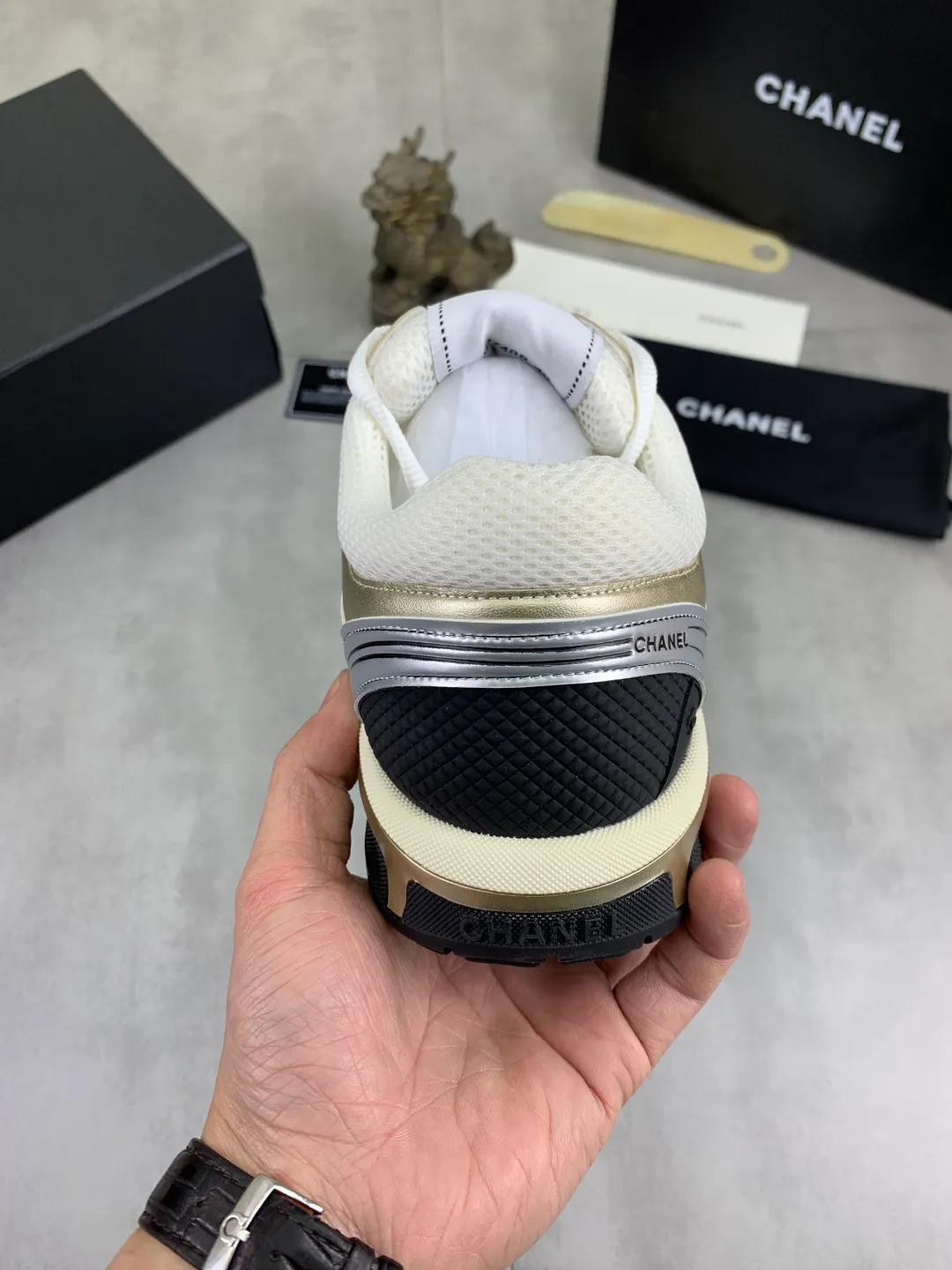 Men's Men's Shoes P620 New Chanel Chanel 25K Silver Horn Golden Horn King Casual Sports Shoes Original purchase and development Made by Xiaoxiang C Home Another super popular item in the counter, loved by Internet celebrity bloggers and ladies, various praises on social platforms, super popular, textured, breathable and super spring and summer. Seeing this issue always arouses the inner desire of fashion among girls. The latest suede material, classic black and white color, full of fashionable feeling on the feet. Easy to take care of, exquisite packaging at the delivery counter🛍📦 ▪️Fabrics: Original customized imported cowhide + mesh ▪️Inner lining: Customized imported breathable mesh ▪️Sole: Original molded rubber foam material ▪️Sole thickness: 4.5CM ▪️Size: 38-44